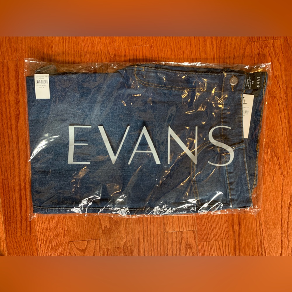*NWT* EVANS Women's Plus Size Denim Short Tup, size 26